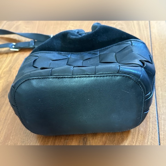 Welden Black Leather Hexagon Weave Bucket Bag | Crossbody - Picture 4 of 6